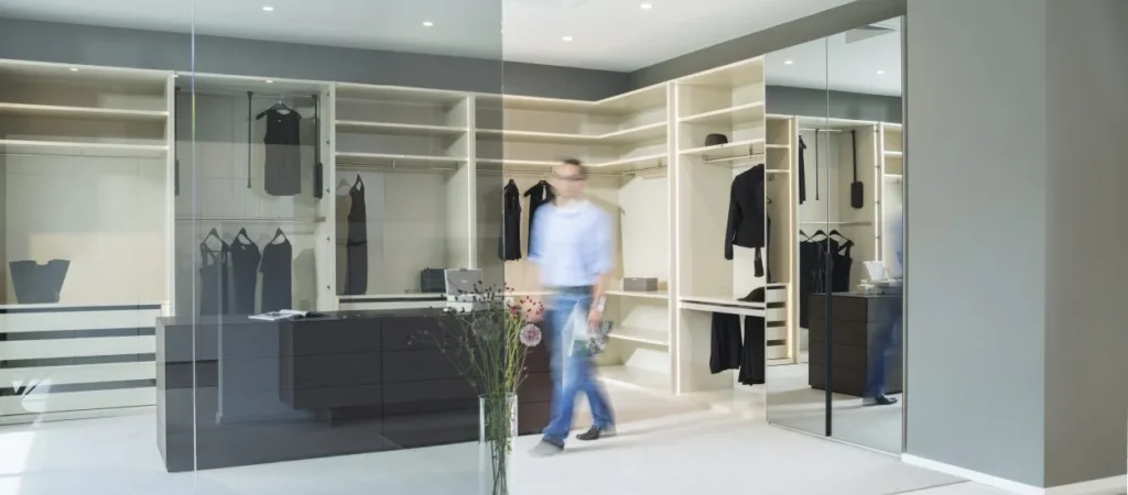 Begehbarer Kleiderschrank