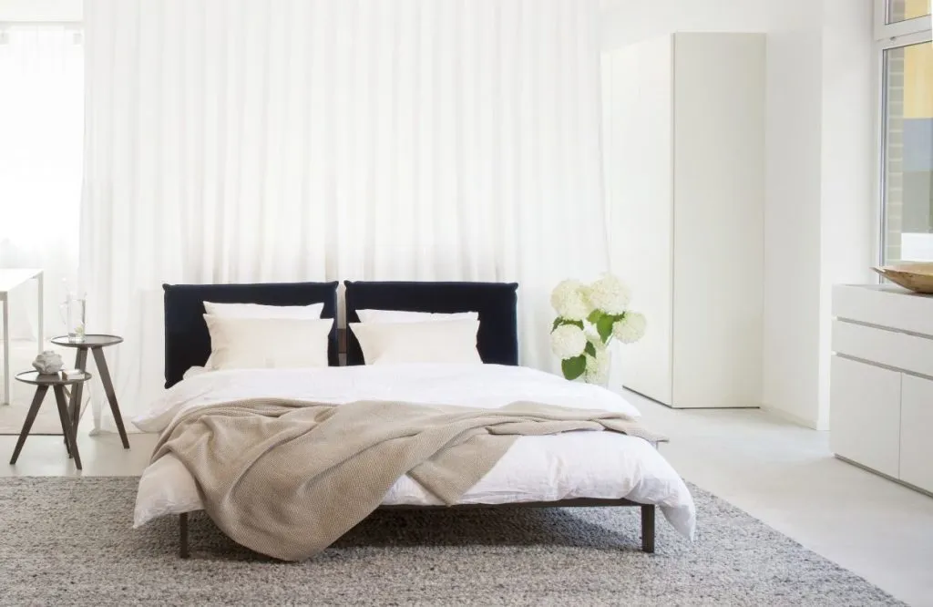 Schön eingerichtetes Schlafzimmer im hellen Stil.