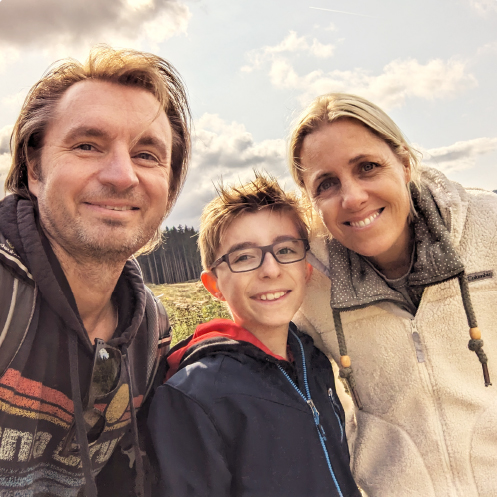 Portrait des zufriedenen Schründer-Schlafräume-Kunden Andreas P. Manczyk mit seiner Familie.