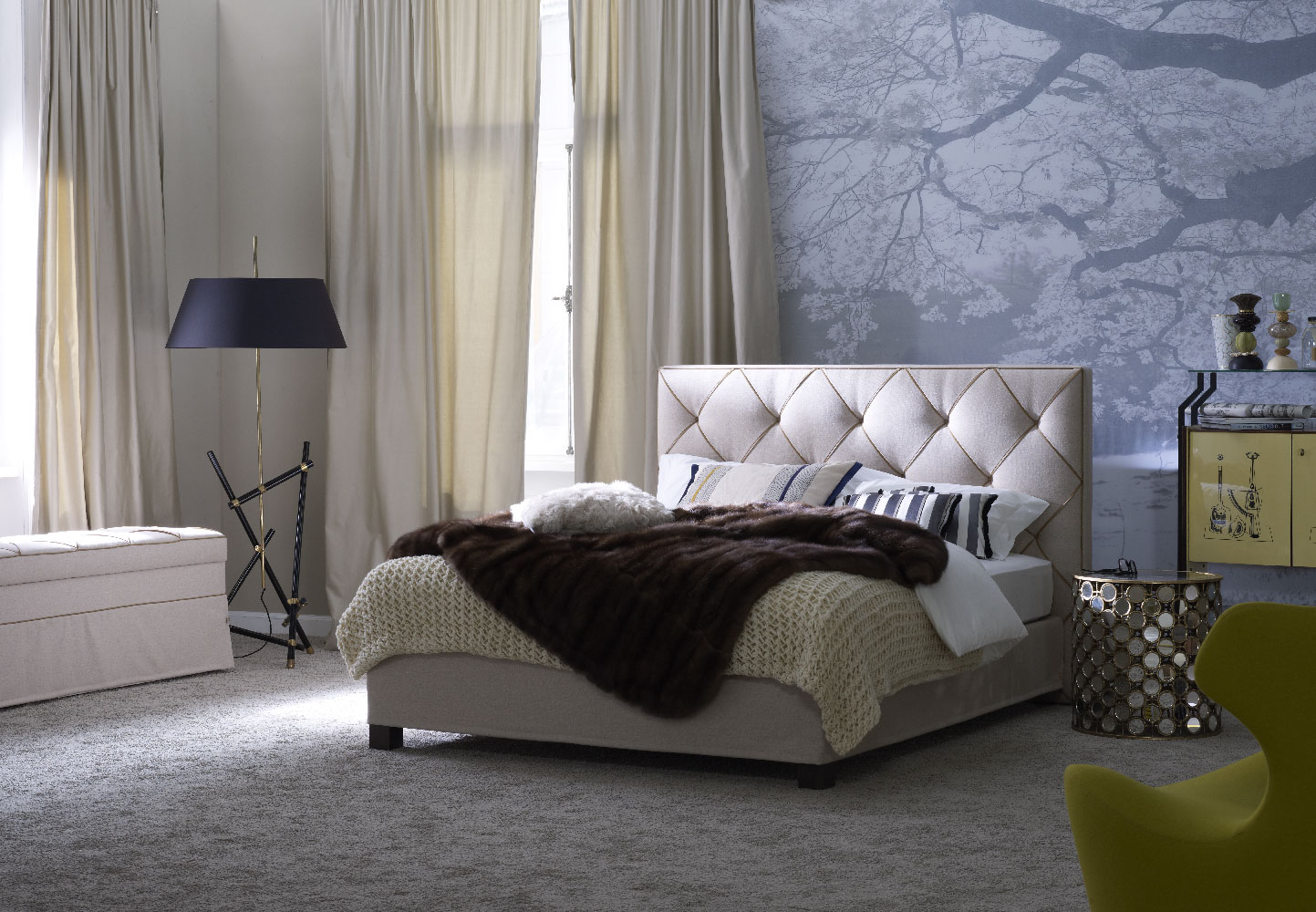 Modernes Schlafzimmer mit gepolstertem Boxspringbett, Designerlampe und stilvoller Wandgestaltung