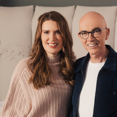 Die Geschäftsführenden Christiane und Gerd Schründer sitzen auf einem Boxspringbett.