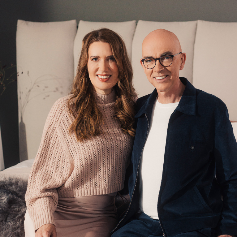 Die Geschäftsführenden Christiane und Gerd Schründer sitzen auf einem Boxspringbett.