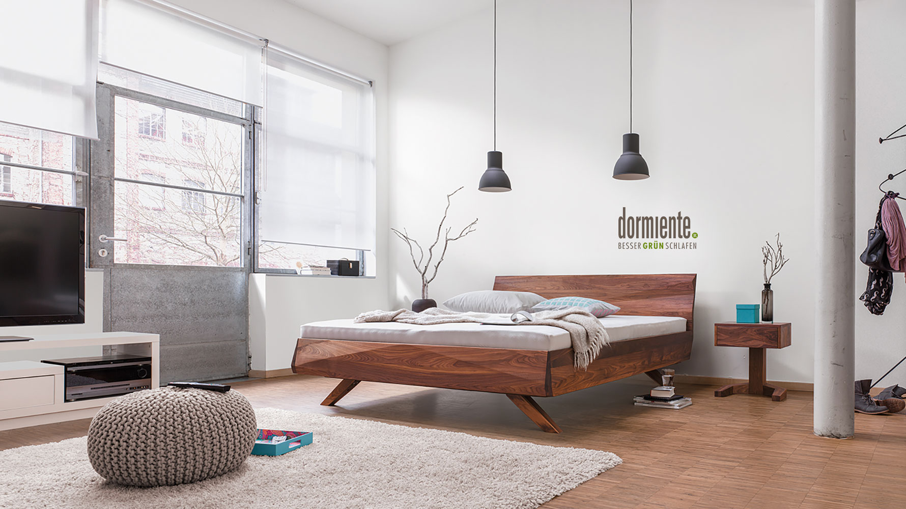 Modernes Massivholzbett in minimalistisch eingerichtetem Schlafzimmer