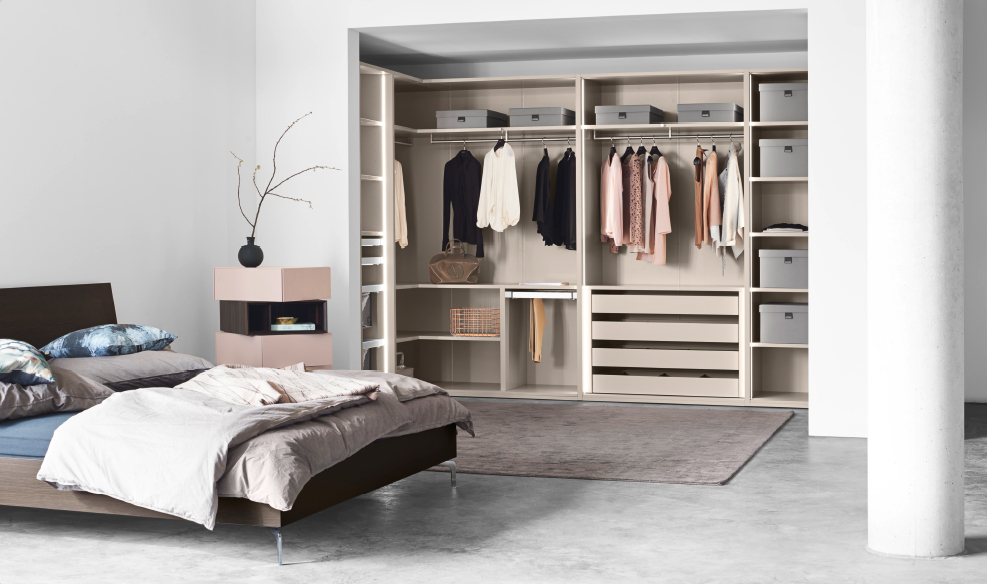 Modernes Schlafzimmer mit begehbarem Kleiderschrank der Marke Kettnaker im Hintergrund. Modernes Schlafzimmer mit begehbarem Kleiderschrank der Marke Kettnaker im Hintergrund.