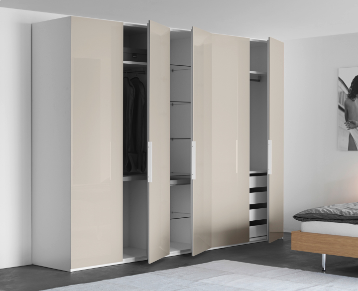 Moderner Kleiderschrank mit grauen Fronten in einem minimalistischen Schlafzimmer