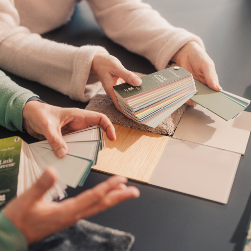 Schründer-Interiordesigner präsentieren anhand von Musterfächern Farb- und Material-Vorschläge.