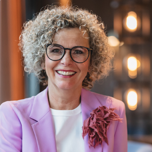 Portrait der zufriedenen Schründer-Schlafräume-Kundin Susanne Niermann.