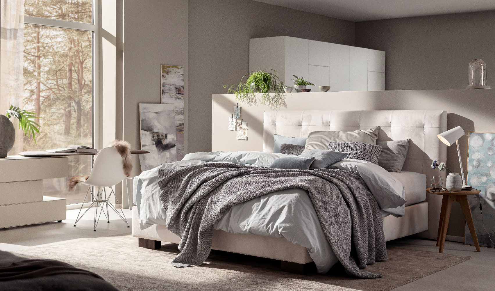 Ein Boxspringbett mit darauf drapierten Kissen steht im Geschäft von Schründer-Schlafräume.