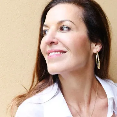 Portrait von Martina Davidson, Skincare Trainerin, Make-up Artist und Beauty Editor